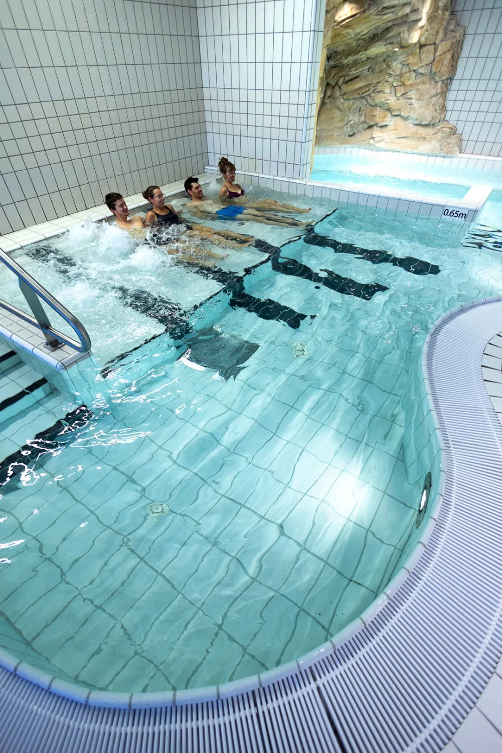 Bain-balneo-entre-amis---Espace-Wellness---La-Bulle-des-Bruyeres----Maxime-Giraud
