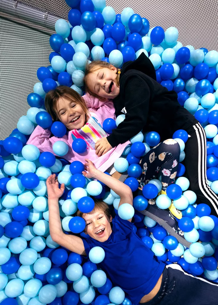 Piscine-a-boules-entre-amis---Fun-Park---Le-Board-Val-Thorens---Maxime-Giraud